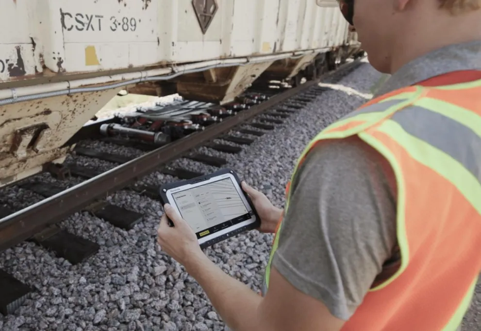 ハンドヘルドタブレットを使用してRailGhostの運行を監視する鉄道作業員
